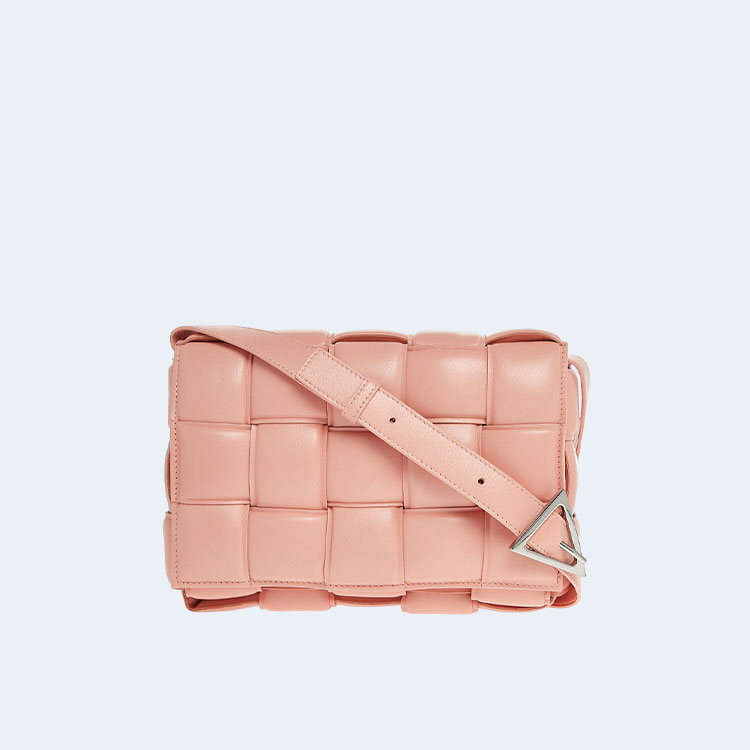 보테가 베네타 피치 패딩 카세트백